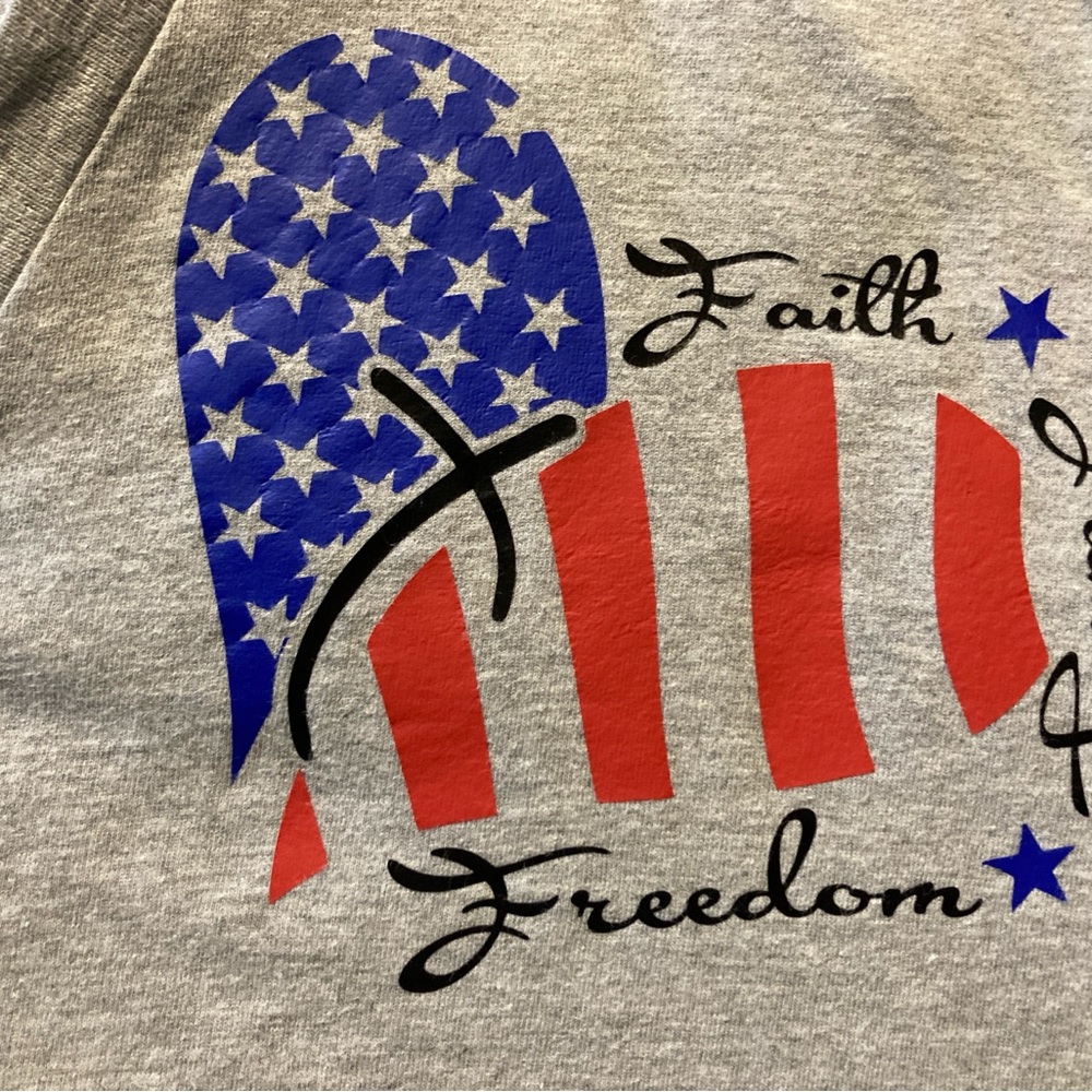 Gray V-Neck T-Shirt with American Flag Design Medium - Picture 4 of 5